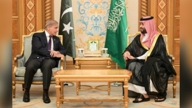 وزیراعظم کی سعودی ولی عہد سے ملاقات، تجارت و اقتصادی تعاون بڑھانے پر گفتگو