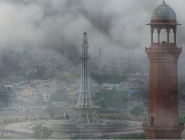 لاہور میں فضائی آلودگی برقرار، اے کیو آئی سطح میں اضافہ ہونے کا امکان