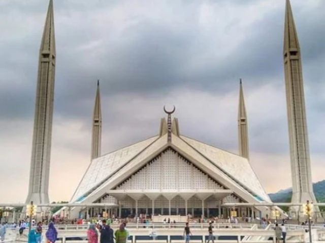 فیصل مسجد میں نامناسب لباس میں داخلے اور ویڈیوز بنانے پر پابندی کی درخواست پر نوٹسز جاری