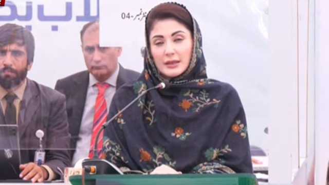 سیلاب متاثرین میں امدادی چیک تقسیم، کسی کے سامنے ہاتھ نہیں پھیلائے: مریم نواز