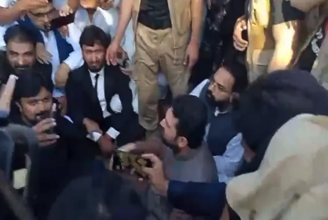 وزیراعلیٰ خیبرپختونخوا اڈیالہ کے باہر احتجاج کے بعد عمران خان سے ملاقات کیے بغیر واپس روانہ