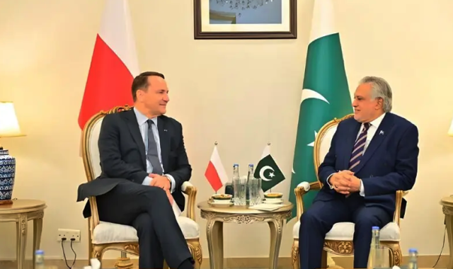 پاک فضائیہ کی بنیاد رکھنے میں پولینڈ کا اہم کردار ہے، اسحاق ڈار