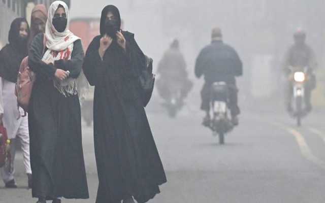 پنجاب کے مختلف شہروں میں سموگ کی شدت میں اضافہ، فضا انتہائی مضر صحت