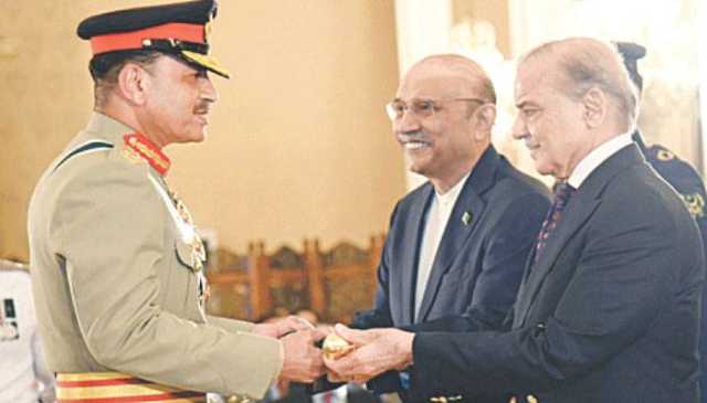 فیلڈ مارشل کاعہدہ آئینی بنانے کیلئے آرٹیکل243 میں ترمیم کی جائے گی، وفاقی حکومت 27 آئینی ترمیم کیلئے تیار