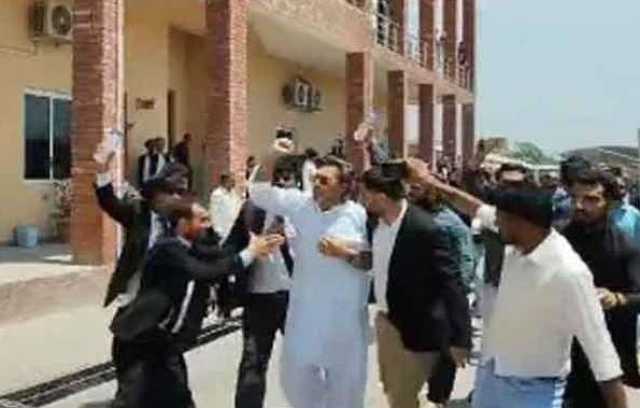 خاور مانیکا مبینہ تشدد سے متعلق کیس:پی ٹی آئی وکیل کواشتہاری قراردینے کی کارروائی شروع