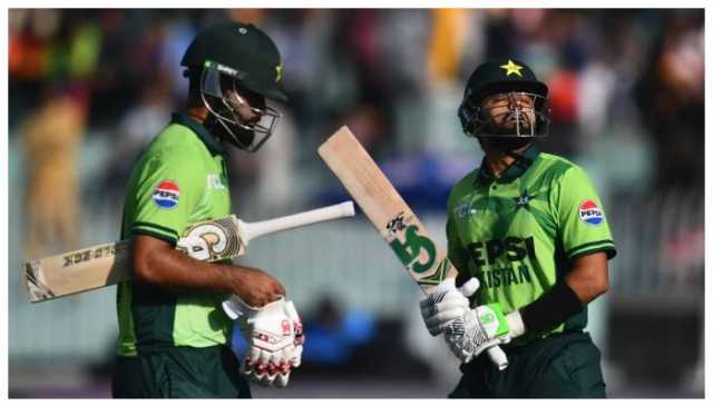 پاکستانی ٹاپ آرڈر پھر ناکام، فخر، بابر اور رضوان 5 اوورز میں ہی پویلین لوٹ گئے