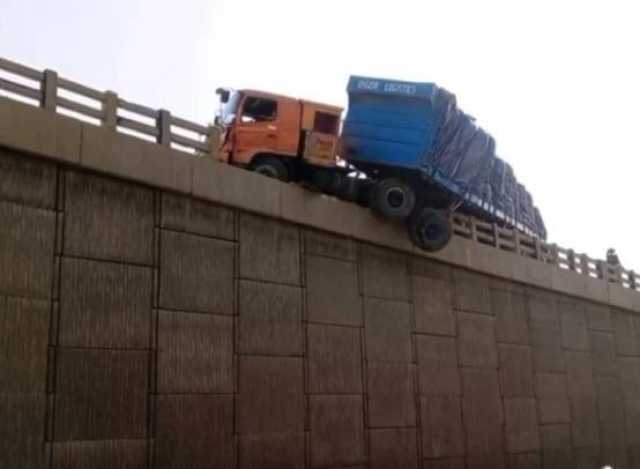 شیر شاہ میں یوی ٹرالر بےقابو ہوکر برج کی دیوار توڑ کر لٹک گیا