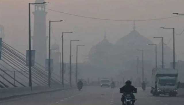 بھارتی آلودہ ہواؤں سے پنجاب میں فضائی آلودگی بڑھ گئی، شہریوں کو بلاضرورت گھر سے باہر نہ نکلنے کی ہدایت