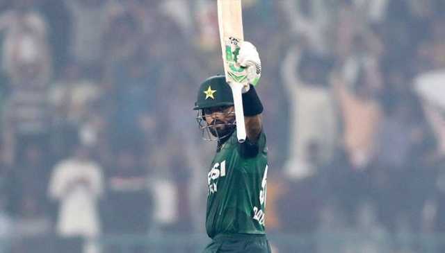 بابر اعظم کا نیا ریکارڈ، ٹی ٹوئنٹی انٹرنیشنل میں ویرات کوہلی کو پیچھے چھوڑ دیا