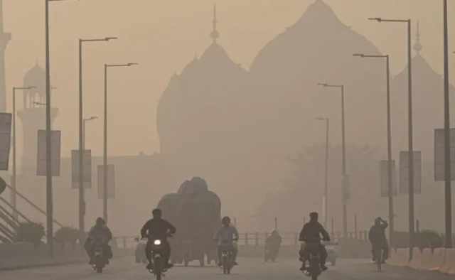 لاہور سمیت پنجاب کے مختلف شہروں میں فضائی آلودگی کی شدت برقرار