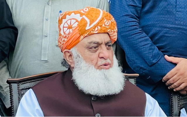 جے یو آئی سربراہ مولانا فضل الرحمٰن بنگلا دیش کے دورے پر روانہ