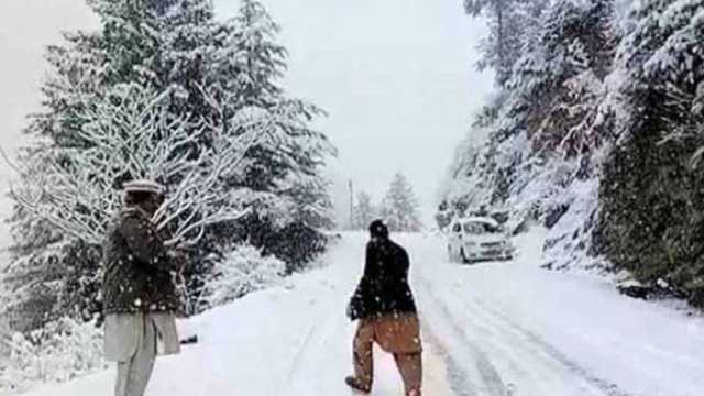 وادیٔ نیلم: موسمِ سرما کی پہلی بارش اور برفباری سے سردی میں اضافہ