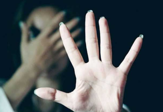 خانیوال میں سسر نے گھریلو ناچاقی پر بہو پر تیزاب پھینک دیا