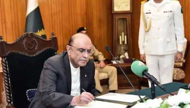 صدر مملکت آصف علی زرداری نے 27 ویں آئینی ترمیمی بل پر دستخط کردیے