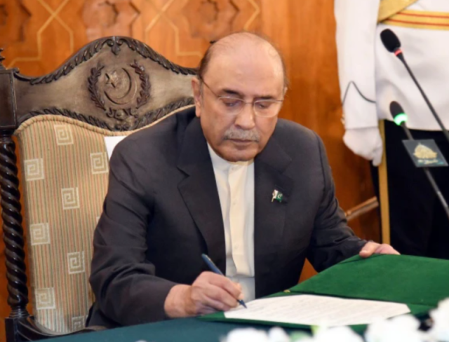صدر آصف علی زرداری ننے 27ویں آئینی ترمیم بِل پر دستخط کردیے