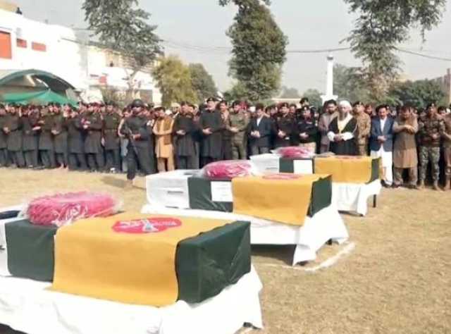 پشاور: ایف سی ہیڈکوارٹر پر خودکش حملے میں شہید اہل کاروں کی نماز جنازہ ادا