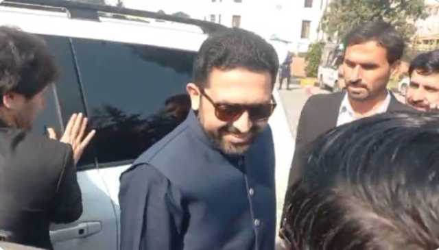 الیکشن عملے کو دھمکانے کا کیس: وزیراعلیٰ کے پی سہیل آفریدی الیکشن کمیشن میں پیش