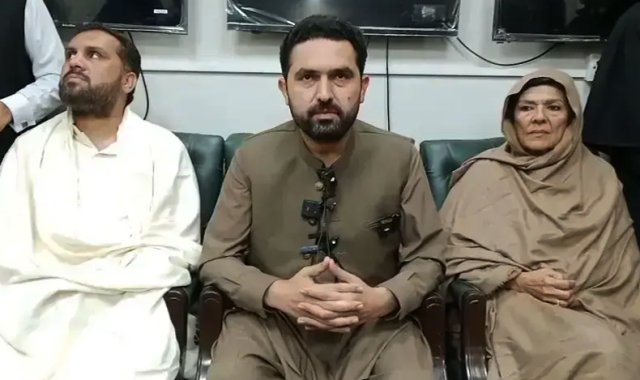 بانی سے ملاقات نہ کرانے پر سپرنٹنڈنٹ اڈیالہ جیل کیخلاف توہینِ عدالت کی درخواست دائر