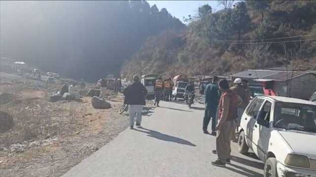 مسافر وین ہزار فٹ گہری کھائی میں جا گری، 6 افراد جان بحق