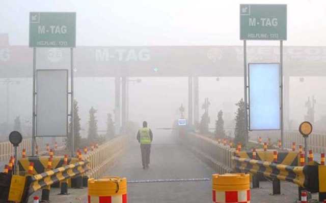 پنجاب کے مختلف شہروں میں دھند کا راج، موٹروے بند