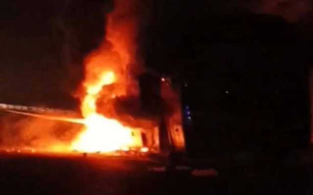 موٹر وے ایم 4 پر چلتی بس میں آگ لگ گئی، تمام مسافروں کو بچا لیا گیا۔