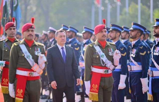 وزیراعظم ہاؤس آمد پر کرغز صدر صادر ژپاروف کا پرتباک استقبال، گارڈ آف آنر پیش