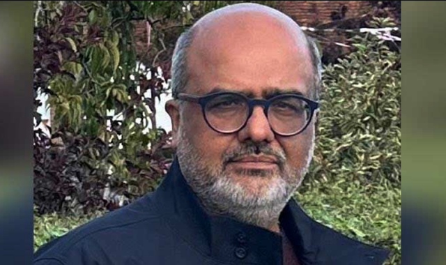 شہزاد اکبر کو سوشل میڈیا پر متنازع بیانات کے مقدمے میں اشتہاری قرار دے دیا گیا