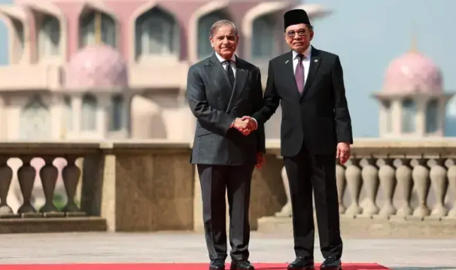 وزیرِاعظم کا ملائیشین ہم منصب سے رابطہ، سیلاب متاثرین کیلئے ہرممکن مدد کی پیشکش