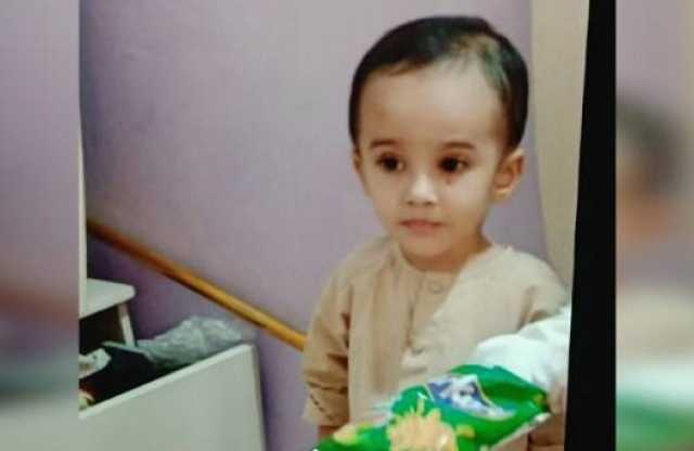 کراچی: گٹر میں گرا 3 سالہ بچہ 10 گھنٹے گزرنے کے باوجود نہ مل سکا، شہری مشتعل، سڑک بند