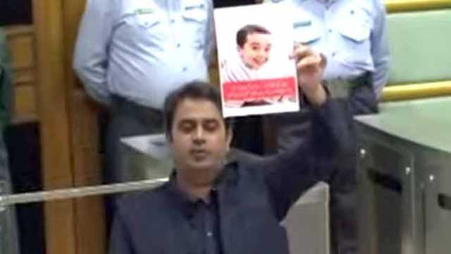 اپوزیشن کا 3 سالہ ابراہیم کی تصویر اٹھا کر سندھ اسمبلی میں احتجاج