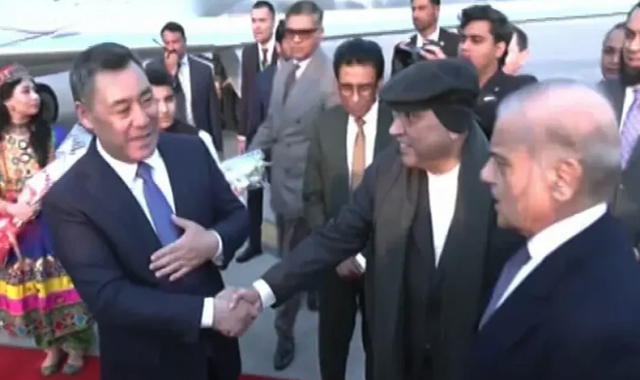 کرغزستان کے صدر اسلام آباد پہنچ گئے، صدر اور وزیراعظم نے استقبال کیا