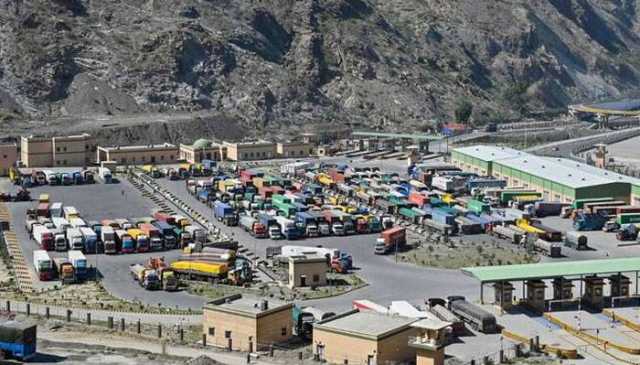 پاکستانی سرحدیں بند، افغان تجارت کا پہیہ جام—کراچی کے بغیر لاگت دگنی، سفر بھی دوگنا!