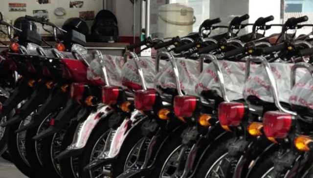 قسطوں کا کاروبار مہنگا پڑ گیا—500 بائیکس اور ہزاروں چالان ایک ہی شہری کے نام!