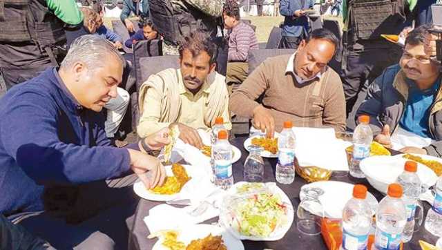  محسن نقوی کا قذافی سٹیڈیم کے مزدوروں کے اعزاز میں ظہرانہ‘ کھانا کھایا