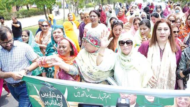 این اے 127 میں پاک فوج سے اظہارِ یکجہتی ریلی‘ ساجدہ تارڑ نے قیادت کی