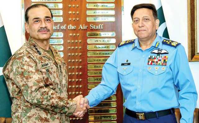 جنرل عاصم کا دورہ ائیر ہیڈ کوارٹرز، بھارتی جارحیت ناکام بنانے پر شاہینوں کو خراج تحسین، ائیر چیف نے استقبال کیا