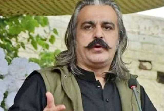 عمران  سے ملنے نہیں دیا گیا‘ وفاق کا کوئی ایم این اے خیبر پی کے میں آکر دکھائے: گنڈا پور