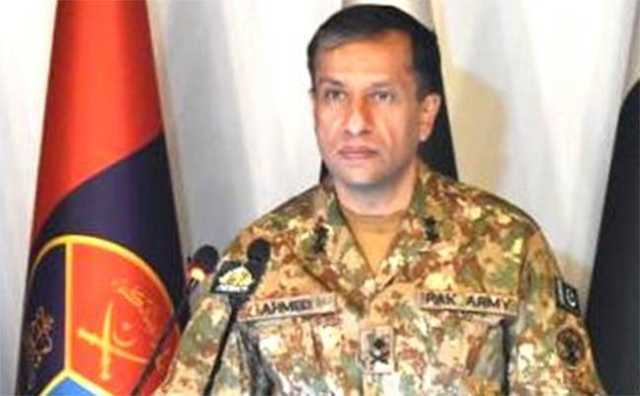 ڈی جی آئی ایس پی آر کی بریفنگ بڑی سکرینوں پر دیکھی گئی،   عوام نے پھولوں کی بارش کر دی 