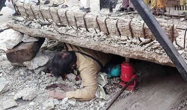 خانیوال سٹیشن پر مسافر پل کا حصہ گرگیا، ریلوے ملازم جاں بحق،خاتون زخمی