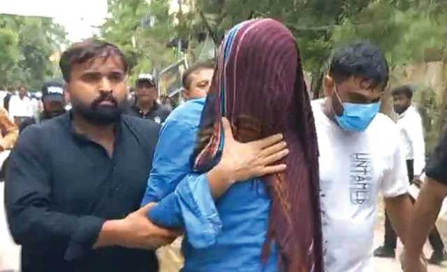 کراچی میں شہری پر تشدد معاملہ‘ پیشی پر وکیل نے ملزم سلمان کو تھپڑ مار دیا