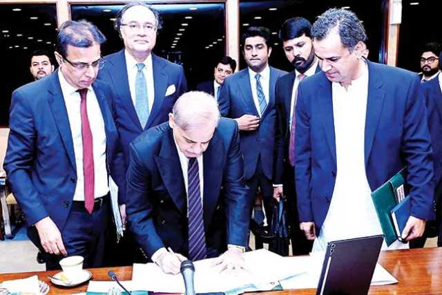 پاکستان ٹیک آف پوزیشن میں، تنخواہ دار پوچھ رہے ہیں اشرافیہ نے کتنا بوجھ اٹھایا: شہباز شریف