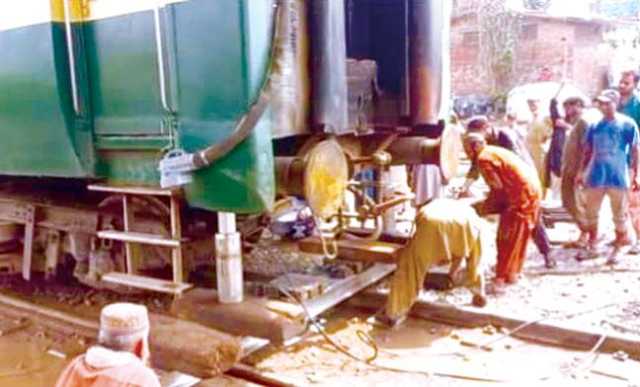سیالکوٹ ایکسپریس بڑے حادثہ سے بال بال بچ گئی