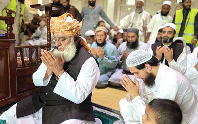 فضل الرحمن سے مولانا اجمل قادری کی ملاقات، سیاسی صورتحال پر گفتگو 