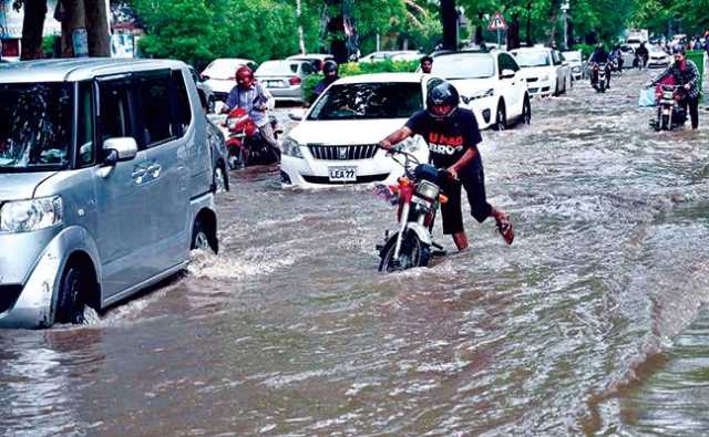 کئی گھنٹے موسلا دھار بارش، چھتیں گرنے، کرنٹ سے لاہور، شیخوپورہ، قصور میں 7 افراد جاں بحق