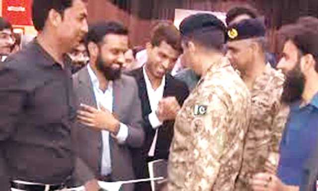 ڈی جی آئی ایس پی آر کی جی سی یونیورسٹی میں خصوصی نشست، طلبہ کا پاک فوج کو خراج تحسین