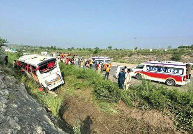چکوال: راولپنڈی سے لاہور آنے والی بس ٹائر پھٹنے سے الٹ گئی،  9 مسافر جاں بحق، 30 زخمی