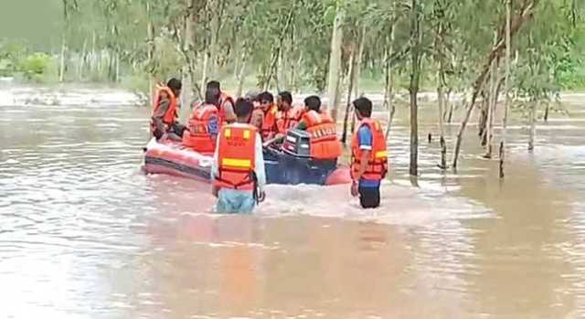 دریائے چناب، جہلم میں طغیانی، الرٹ جاری، چک امرو کے 36 افراد ریلے میں پھنس گئے