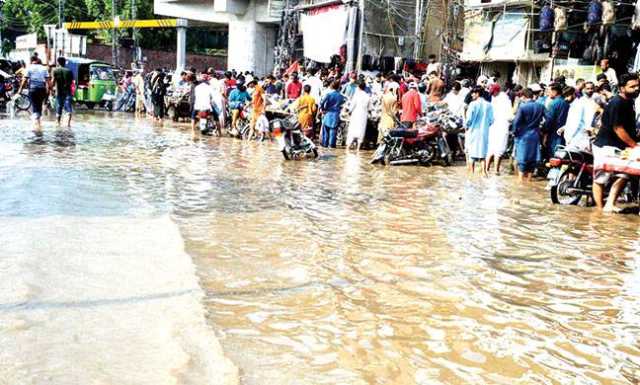 لاہور میں موسلادھار بارش، چھتیں، سائن بورڈ گرنے سے راہگیر جاں بحق، خاتون سمیت  7 افراد زخمی