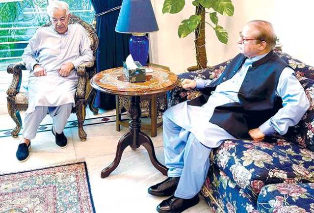 خواجہ آصف کی نوازشریف سے ملاقات، باہمی دلچسپی کے امور پر تبادلہ خیال