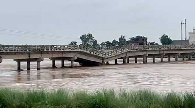 سیلا ب سے گلگت میں تباہی، شاہراہ ریشم بند، نالہ ڈیک پل، گجرات میں چناب کا بند بہہ گیا